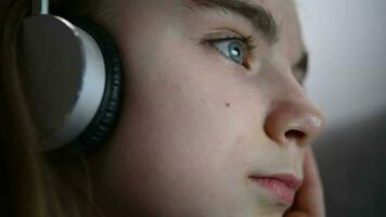 caucasiano Adolescência meninas face com fones de ouvido fechar acima video