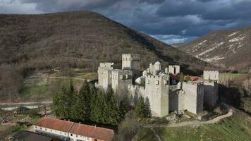 mosteiro do manásia dentro despotovac, Sérvia, aéreo Visão video