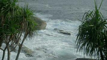 onde turchesi rotolate sulle rocce, spiaggia dell'isola di koh miang, isole similan, rallentatore video