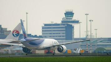 amsterdam, pays-bas 26 juillet 2017 - boeing 777 lan cargo, roulage avant le départ à la piste 24 kaagbaan. aéroport de shiphol, amsterdam, hollande video