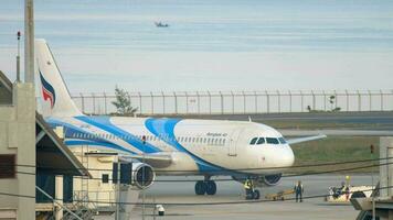 phuket, tailandia 1 de diciembre de 2018 - bangkok airways airbus a320 hs ppj remolque antes de la salida. video