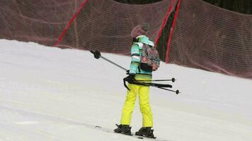 vrouw skiër Aan een slepen tillen, belokurikha toevlucht video