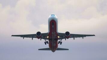 dusseldorf, Germania luglio 23, 2017 - aria Berlino airbus 320 partenza. dusseldorf aeroporto video