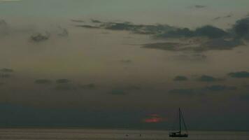 zonnig zonsondergang en nacht. nacht door de oceaan, tijd vervallen video