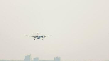 Turboprop Licht Passagier Flugzeug Ansatz Vor Landung. Tourismus und Reise Konzept video