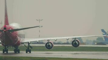 Moscou, russe fédération juillet 28, 2021 - Boeing 747 de rossiya roulage sur piste avant prendre de à sheremetievo aéroport svo. video
