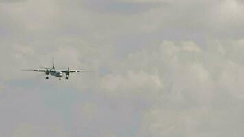 turboelica irriconoscibile aereo nel il cielo si avvicina per approdo, lungo sparo. civile passeggeri aereo mosche nel il presto mattina video