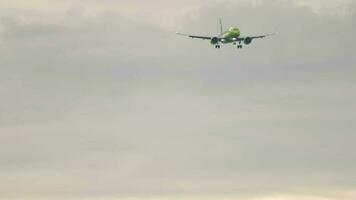 Jet passeggeri aereo si avvicina per approdo. lento movimento, aereo di linea è volare. turismo e viaggio concetto video