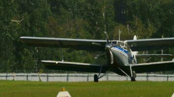 Novosibirsk, russo federazione luglio 28, 2019 - privato proprietario aereo un 2, RA 17756 su il campo di aviazione di moshishche aeroporto, novosibirsk video