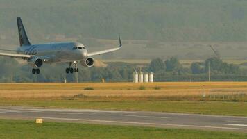 kazán, Rusia agosto 05, 2022 - pasajero aeronave aerobús a320 de aeroflot en equipo aéreo librea aterrizaje a kazan aeropuerto. civil avión llegada a atardecer, lado vista. turismo y viaje concepto video