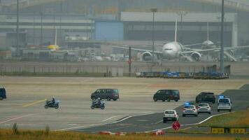 frankfurt a.m principal, Alemania julio 20, 2017 - gubernamental cortejo y policía motocicleta escolta en aeropuerto delantal. Fraportar, Fráncfort del Meno, Alemania video