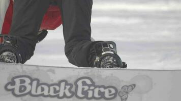 belokurikha, Russisch Föderation Februar 22, 2017 - - schließen oben Snowboarder Beine Vor bergab video