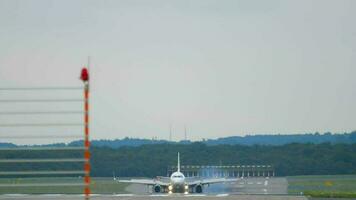 avião travagem depois de aterrissagem às düsseldorf aeroporto às tarde video