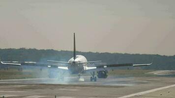 flygplan närmar sig och landning på tidigt morgon, långsam rörelse. frankfurt, Tyskland video