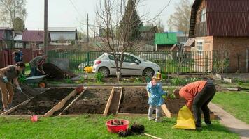 le famille est engagé dans jardinage dans le arrière-cour de une pays loger, laps de temps video