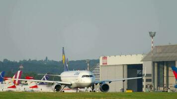 dusseldorf, Germania luglio 22, 2017 - lufthansa airbus a320 d aiuv rullaggio prima partenza. dusseldorf aeroporto, Germania video