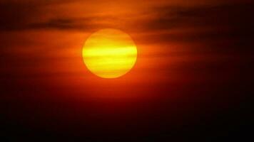 pôr do sol sobre a paisagem do oceano, Karon Beach, Phuket, Tailândia video