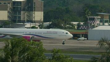 phuket, thailand november 25, 2016 - söndag flygbolag boeing 767 upp b6703 taxning efter landning på phuket flygplats video