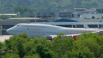 phuket, Tailândia novembro 30, 2019 - rossiya boeing 747 ei xlg Aproximando e aterrissagem em a phuket aeroporto. video