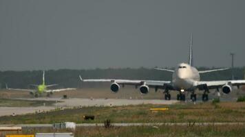 frankfurt am main, alemania 18 de julio de 2017 - boeing 747 de carga de arabia saudita rodando antes de la salida. fraport, frankfurt, alemania video