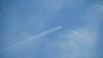 viermotorige Flugzeuge, die hoch am Himmel vorbeifliegen, mit einem dicken Kondensstreifen dahinter video