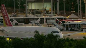 phuket, Thailand december 1, 2018 - Thais vietjet lucht luchtbus 320 taxiën naar de landingsbaan voordat nemen uit van Internationale phuket luchthaven video