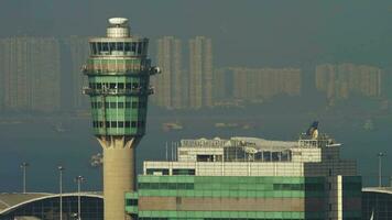 Hong kong novembre dix, 2019 - Boeing 747 lufthansa approche avant atterrissage à vérifier tour kok aéroport hkg. avion de ligne en volant dans le brume video