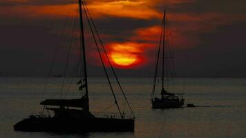 yachts sur le océan rive contre le toile de fond de une magnifique le coucher du soleil. soir par le mer video