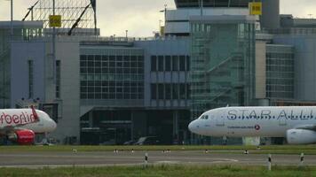 Düsseldorf, Alemanha Julho 23, 2017 - turco companhias aéreas airbus a321, tc jrl dentro Estrela aliança libré taxiando depois de aterrissagem às düsseldorf aeroporto pó video