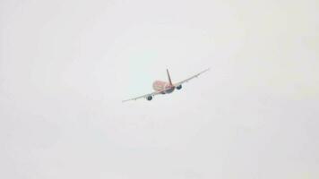 phuket, Tailandia noviembre 29, 2017 - airasia aerobús 320 9m ahm tomando apagado desde phuket internacional aeropuerto video