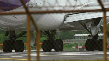 phuket, tailândia 26 de novembro de 2017 - thai airways boeing 747 hs tgb taxiando para começar, no aeroporto internacional de phuket video