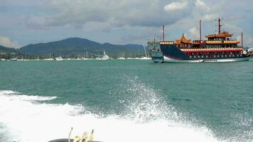 Rückseite Aussicht von Schnellboot Abfahrt von Chalong Bucht, Phuket video