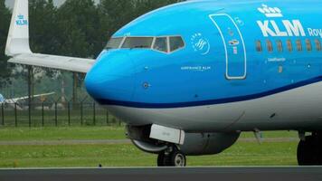 amsterdam, de nederländerna juli 25, 2017 - klm boeing 787 dreamliner ph bgd taxning innan avresa på bana 36l polderbaan. shiphol flygplats, amsterdam, holland video