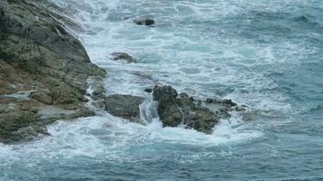 vagues se brisant près d'un rivage rocheux video