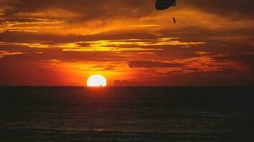 hermoso mar al atardecer en phuket, al sur de tailandia video