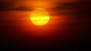 tramonto sul paesaggio oceanico, spiaggia di karon, phuket, tailandia video