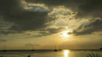 scénique paysage marin laps de temps sur phuket île à crépuscule avec bateaux, yachts et gens sur le plage video