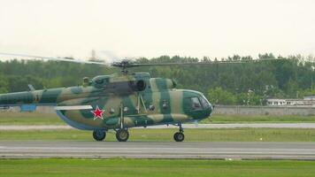 Novossibirsk, Russie juin 17, 2020 - militaire hélicoptère mi 8 prend de de le piste dans Novossibirsk, tolmachevo. militaire avion video