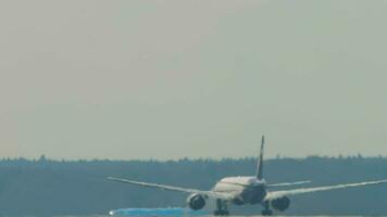 Moscú, ruso federación julio 29, 2021 - pasajero aeronave boeing 777 de aeroflot aerolínea toma apagado, salida a sheremetyevo internacional aeropuerto svo. video