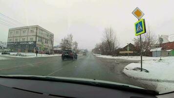 Novosibirsk, Russia ottobre 31, 2021 - guida nel un' auto su il strada nel cattivo piovoso tempo metereologico nel inverno video