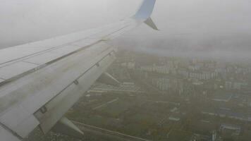 vue de aile de un avion en volant au dessus le des nuages. des nuages et ville vue de avion fenêtre video