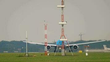 amsterdam, nederländerna 26 juli 2017 - klm royal dutch airlines boeing 777 ph bqn avgång till atlanta vid bana 24 kaagbaan. shiphol flygplats, amsterdam, holland video