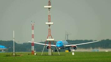 amsterdam, il Olanda luglio 26, 2017 - klm boeing 787 ph bhe volo klm881 partenza per Hangzhou hgh a pista di decollo 24 kaagbaan. nave aeroporto, amsterdam, Olanda video