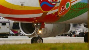 phuket, Tailândia dezembro 05, 2016 - airbus A320 232, hs pgu do Bangkok vias aéreas Guilin libré taxiando, Visão através phuket aeroporto cerca. turismo e viagem conceito video