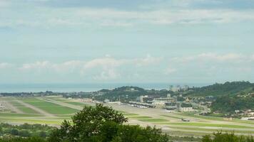 timelapse, trafik i de flygplats på en sommar dag. panorama- se av de flygfält video