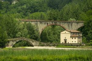 el románico puente de pontecosi lucca toscana Italia foto