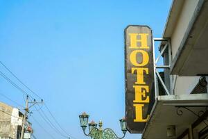 antiguo hotel firmar con claro azul cielo en yogyakarta, Indonesia foto