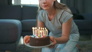 femme célébrer anniversaire à Accueil seul avec anniversaire gâteau video