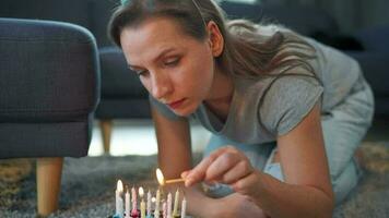 Frau Beleuchtung Kerzen auf Geburtstag Kuchen, feiern Geburtstag beim Zuhause video