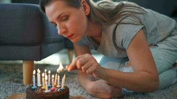 mujer Encendiendo velas en cumpleaños pastel, celebrando cumpleaños a hogar video